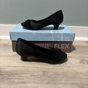 Candies Girls Kids size 13 Black satin bow heels with a touch of glamour